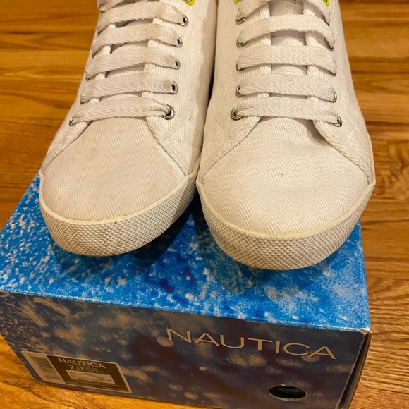 Women shoes in white! Very clean looking! - Picture 2 of 4